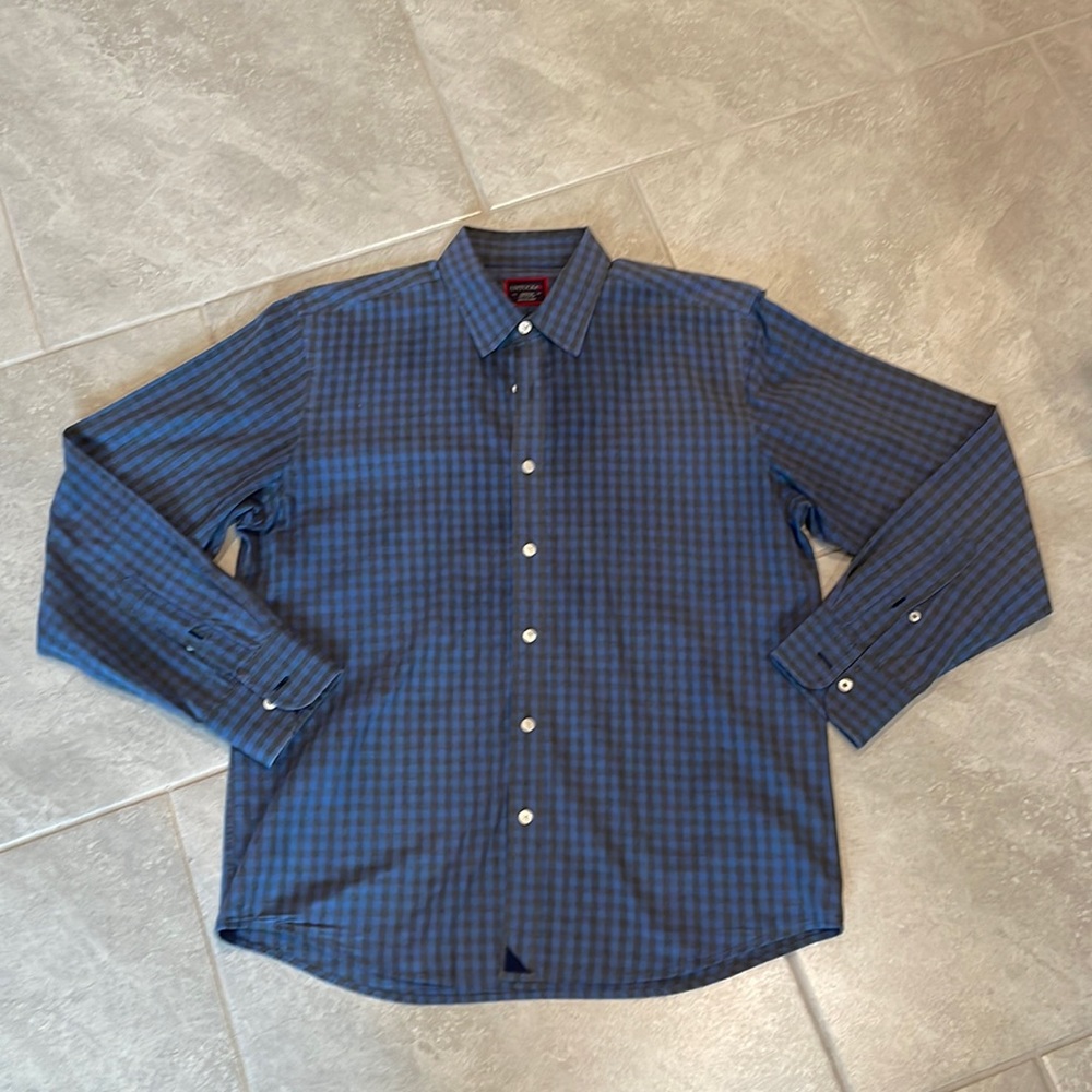 Men’s UNTUCKit long sleeve dress shirt. Medium.